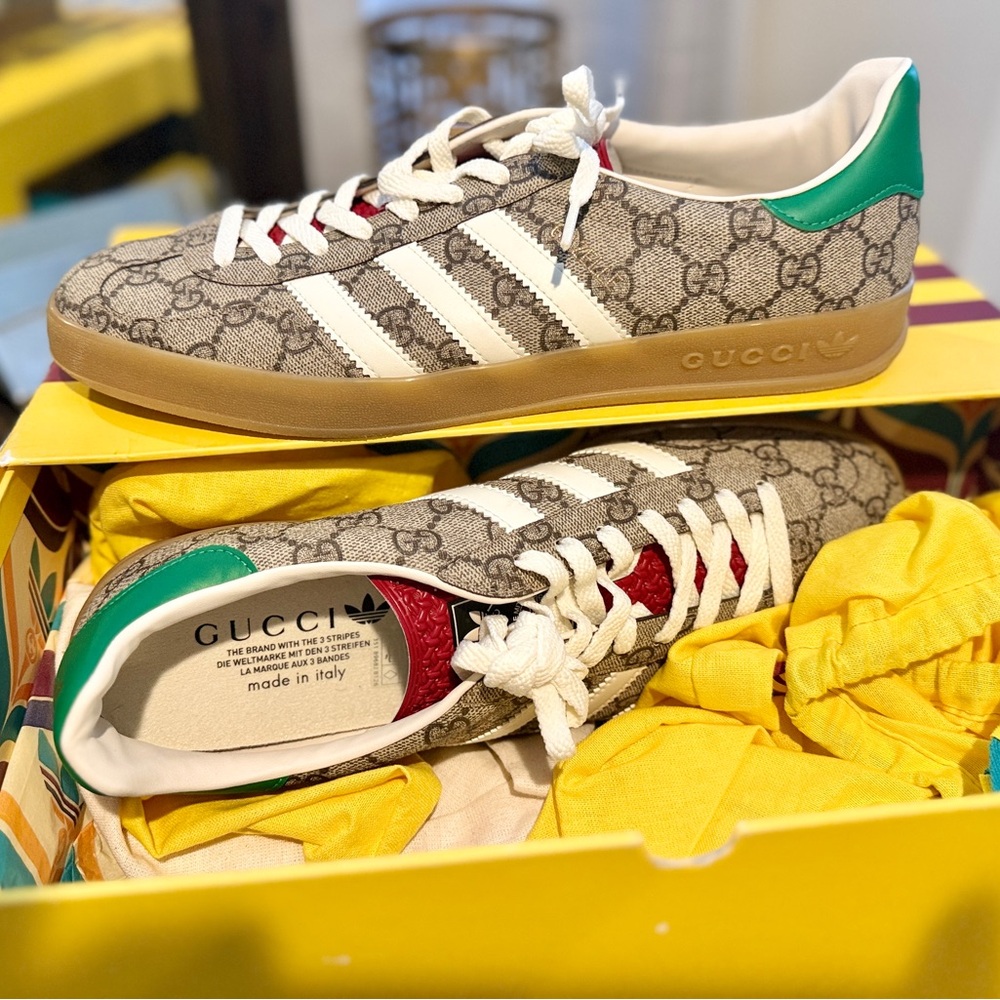 Gucci Beige Monogram Sneakers with Green and Red . Authentic Gucci Sneakers